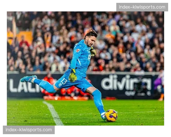 瓦伦西亚青年军防线重组，莫斯克拉离队影响阵容稳定性